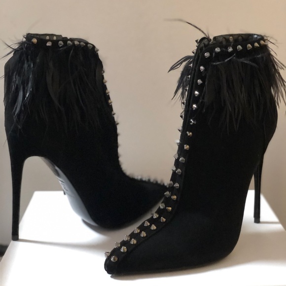 Black suede bootie lined with ostrich feathers and spikes. - Picture 2 of 6
